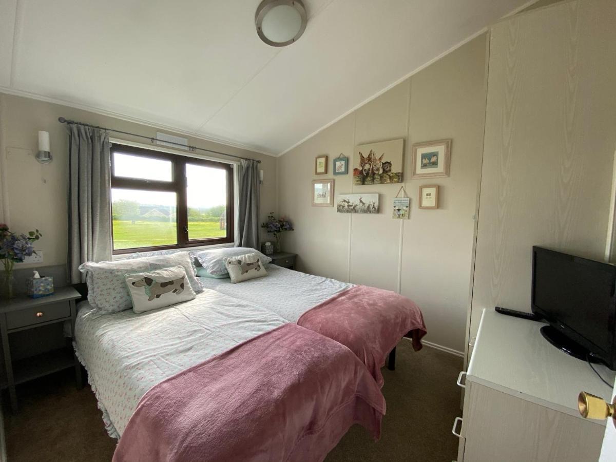 Rew Farm Country & Equestrian Accommodation - Sunrise Lodge Melksham Exteriér fotografie