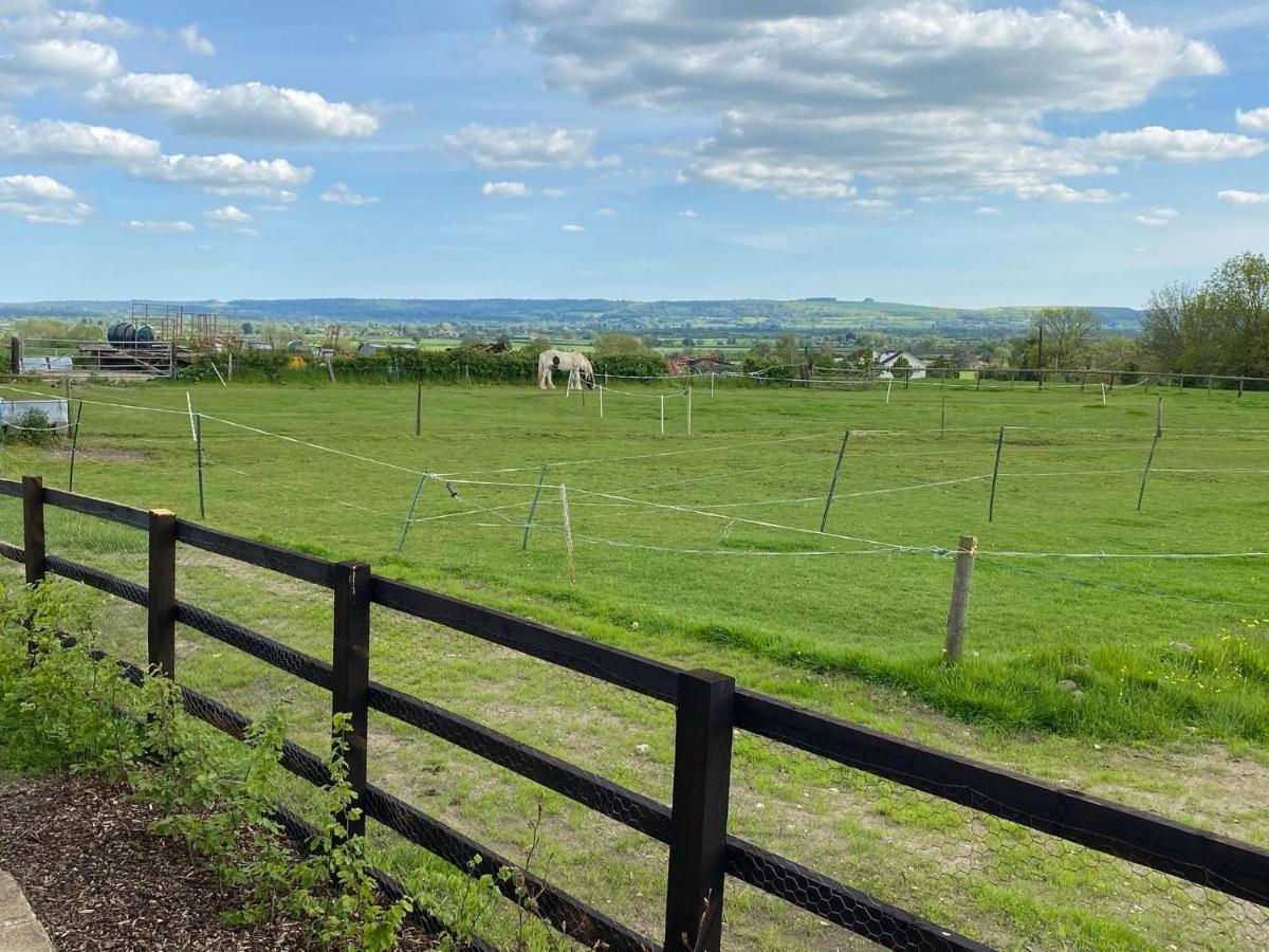 Rew Farm Country & Equestrian Accommodation - Sunrise Lodge Melksham Exteriér fotografie