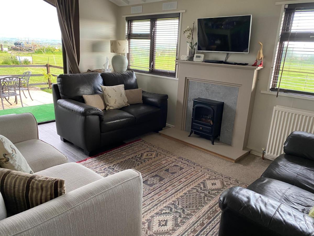 Rew Farm Country & Equestrian Accommodation - Sunrise Lodge Melksham Exteriér fotografie