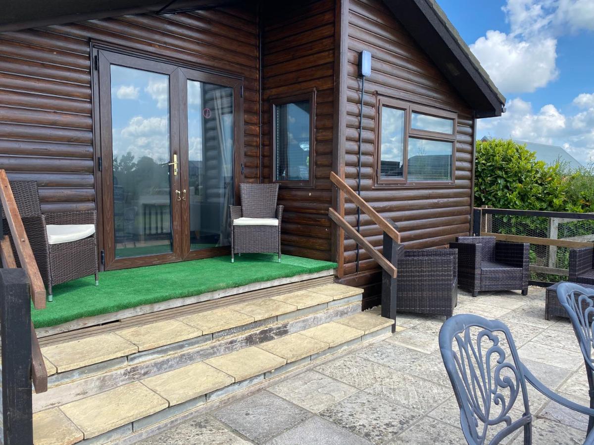 Rew Farm Country & Equestrian Accommodation - Sunrise Lodge Melksham Exteriér fotografie