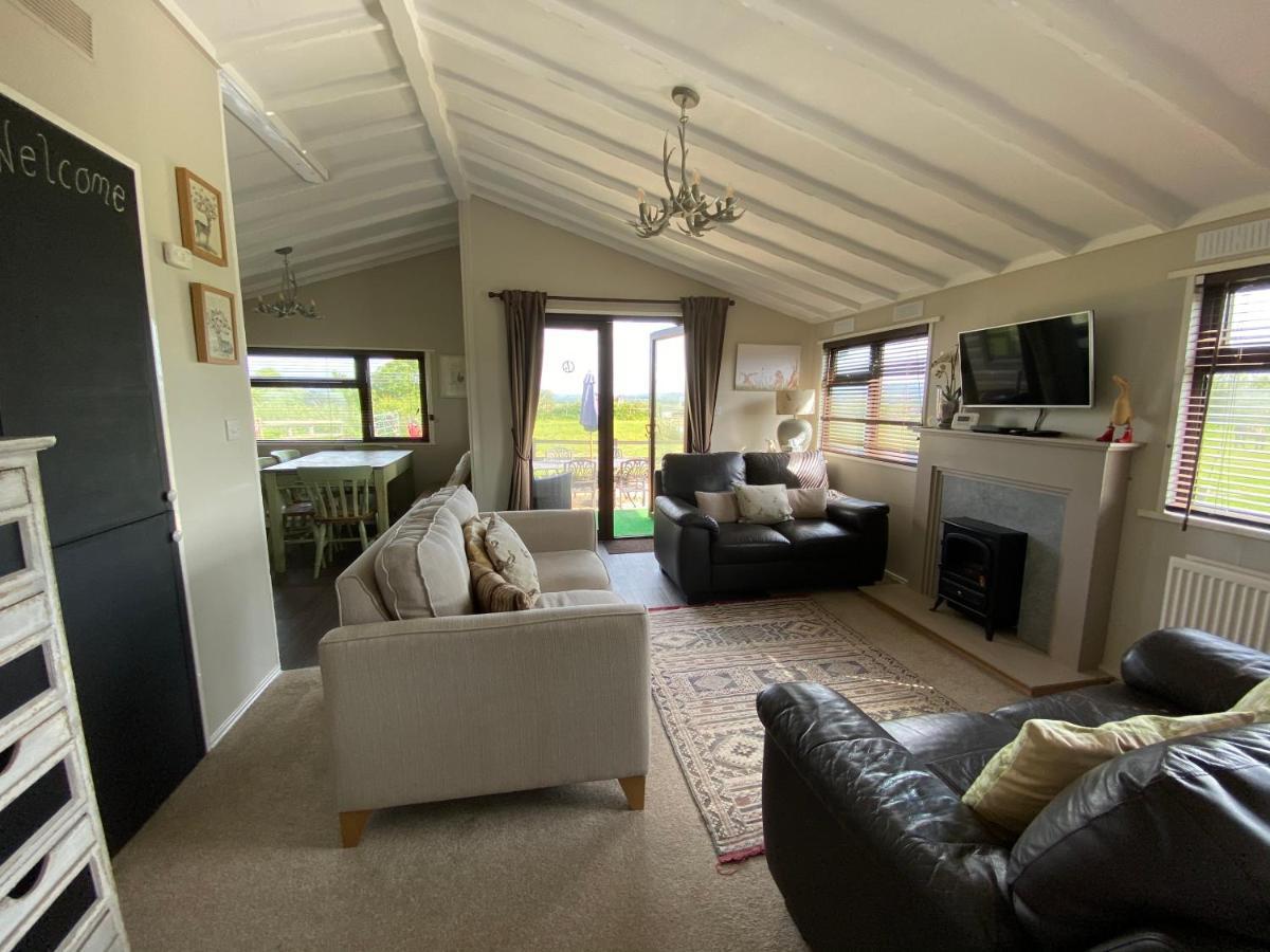 Rew Farm Country & Equestrian Accommodation - Sunrise Lodge Melksham Exteriér fotografie
