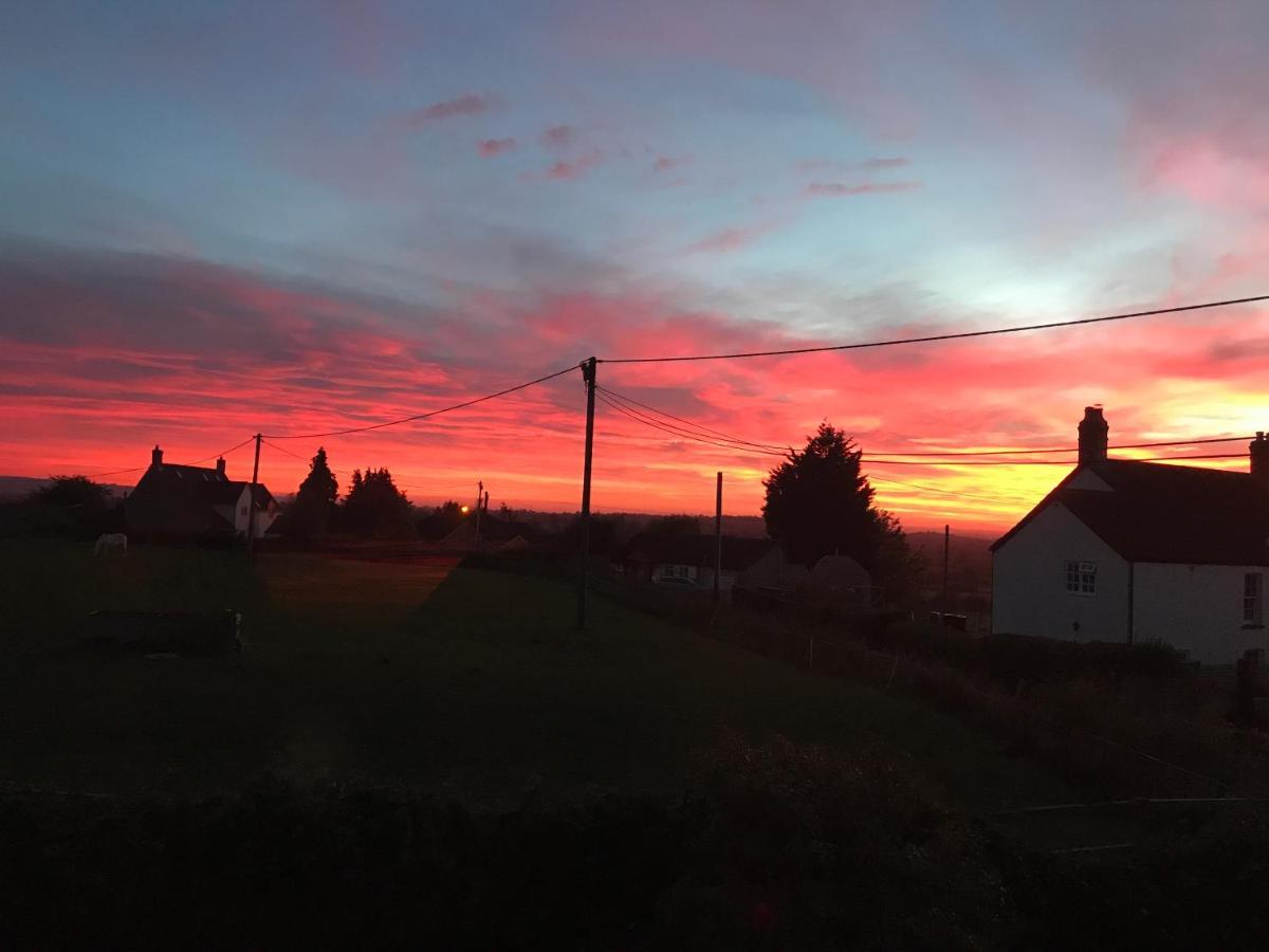 Rew Farm Country & Equestrian Accommodation - Sunrise Lodge Melksham Exteriér fotografie